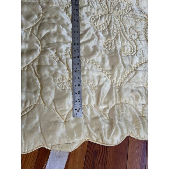 Vtg Satin Pink Yellow Scalloped Baby Blanket Embossed Detailing - Picture 5 of 10
